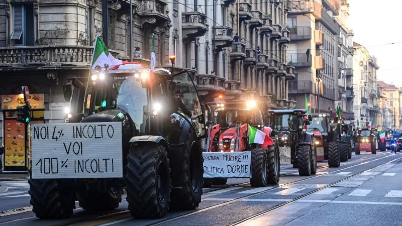 İtalya’da çiftçiler traktörleriyle Milano kentine gelerek protesto düzenledi