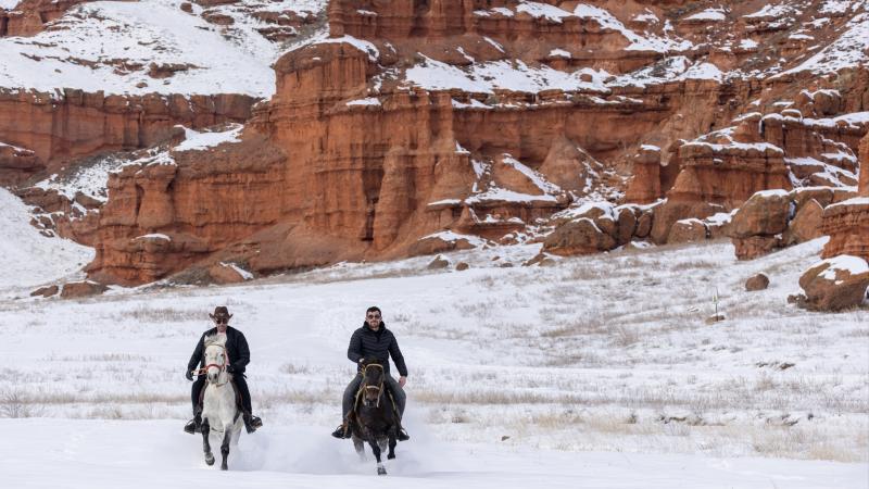 Erzurum’daki Narman Peribacaları’nda kar üstünde dörtnala gezi