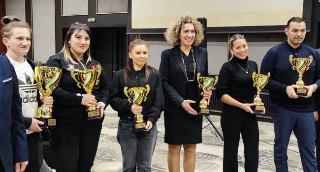 Kadın milli halterciler Bulgaristan’da ikinci oldu