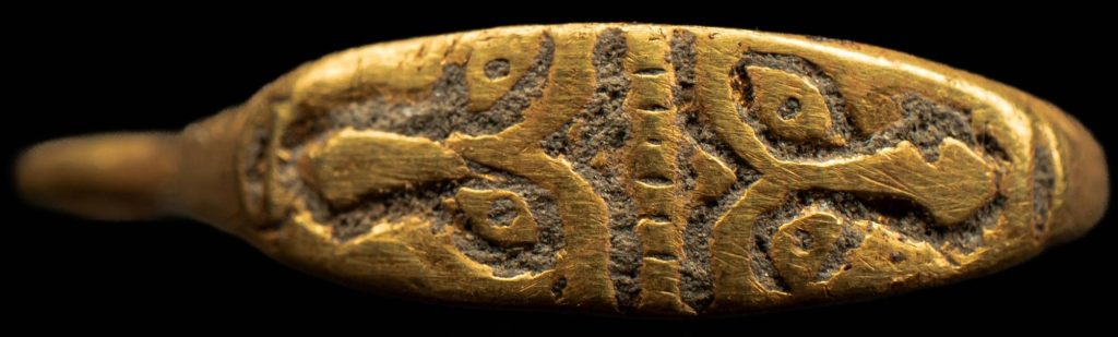 Polonya’da Ortaya Çıkarılan Eşsiz iki yüzlü Altın Yüzük