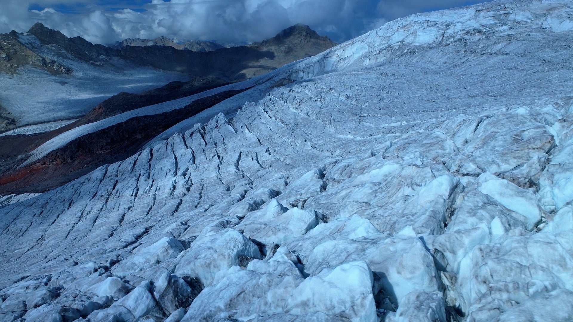 Eriyen Tibet Buzullarında Görülen 15.000 Yıllık Eski Virüsler