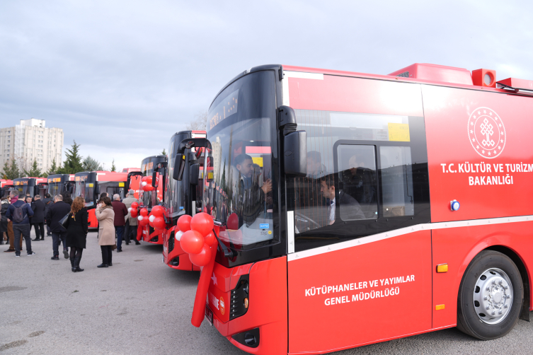 Bakan Ersoy, 10 yeni gezici kütüphaneyi görev yapacakları illere uğurladı