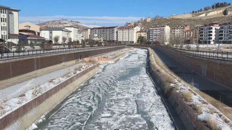 Türkiye’nin en hızlı akan nehri buz tuttu