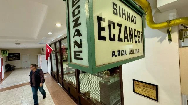Geleceğin eczacıları asırlık “Sıhhat Eczanesi”nde yetişiyor