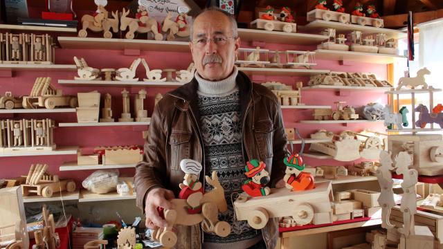 Sinop’ta yaşayan Karagülle ahşaptan oyuncaklar yaparak kazanç sağlıyor