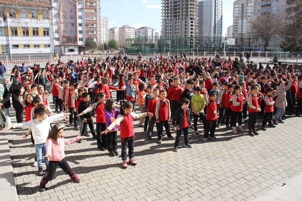 Öğrenciler müzik eşliğinde egzersiz yaparak derse başlıyor