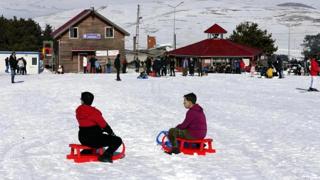 Yalnızçam Kayak Merkezi’nde hafta sonu yoğunluğu yaşandı