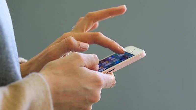 Fransız kasabasında kamusal alanlarda akıllı telefon kullanımına yasak