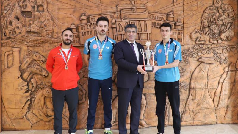 NEVÜ Masa Tenisi Takımı oyuncuları kazandıkları kupayı rektör Aktekin’e takdim etti