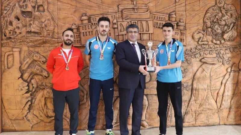 NEVÜ Masa Tenisi Takımı oyuncuları kazandıkları kupayı rektör Aktekin’e takdim etti
