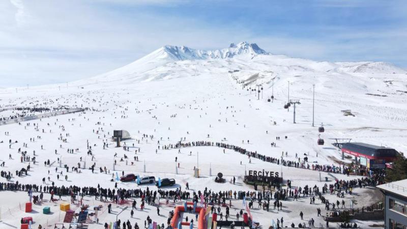 Erciyes Kayak Merkezi hafta sonu 125 bin turist ağırladı