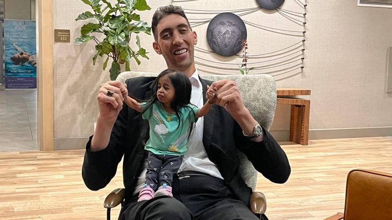 Dünyanın “en uzun adamı” ve “en kısa kadını” bu kez Kaliforniya’da buluştu