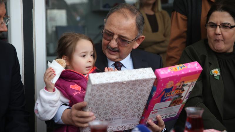 Bakan Özhaseki, Osmaniye’de depremzedelerle buluştu