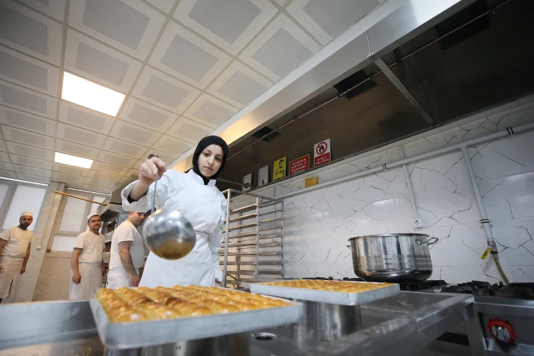 Gastronomi şehrinin liseli baklava üreticileri hem okuyor hem de para kazanıyor