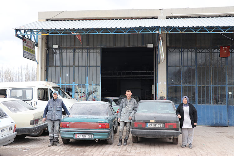 Kütahyalı Emine usta 22 yıldır sanayide eşiyle oto kaporta ve boya işi yapıyor
