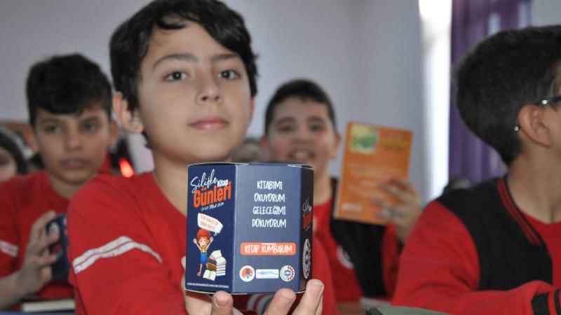 Mersin’de öğrencilere kumbara dağıtıldı