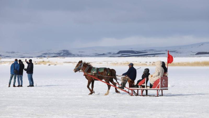 Buzla kaplı Çıldır Gölü’ne gelen turistler halay çekip atlı kızakla gezinti yaptı