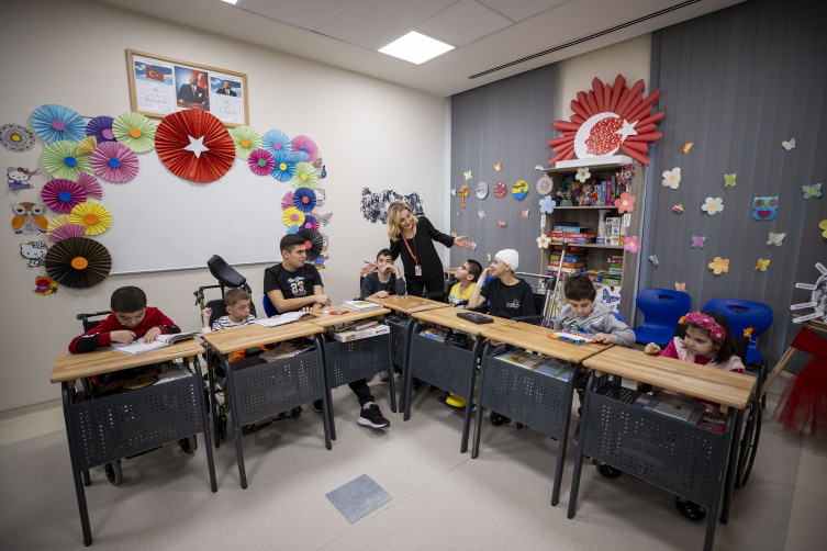 “Hastane sınıfı” özel çocuklara hem “okul” hem “ev” oldu