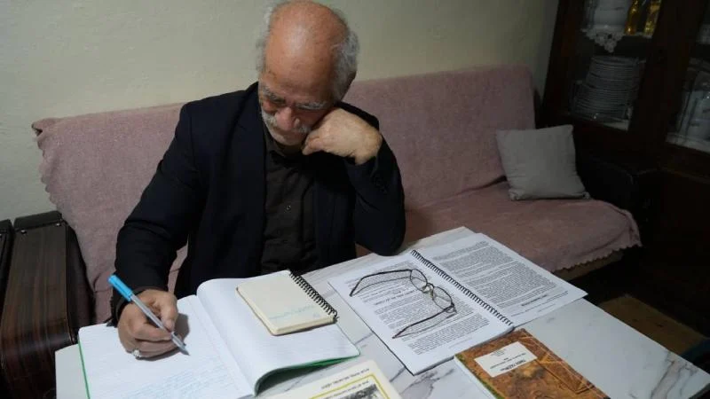 73 yaşındaki üniversite öğrencisi hem derslerine çalışıyor hem de kitap yazıyor