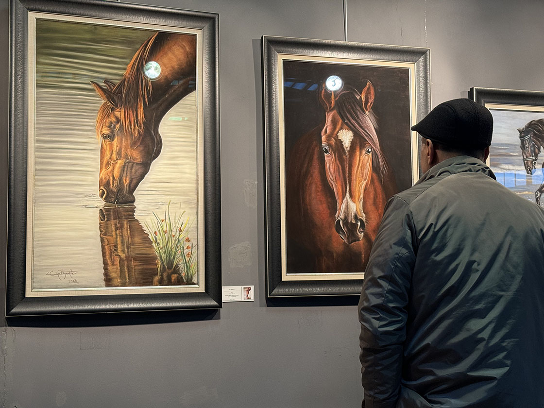 “Pastel Dokunuşlarla At Tutkusu” sergisi İASK’ta açıldı