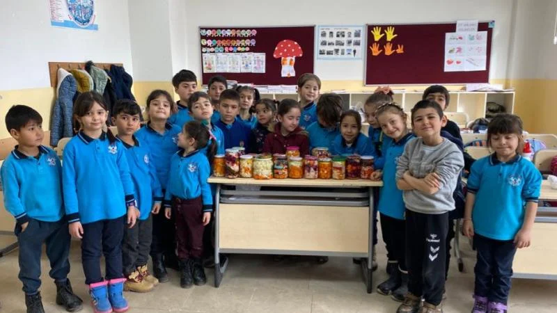 Sivas’ta öğrenciler sınıfta turşu kurdu