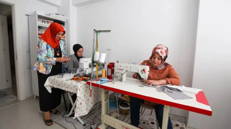Evinin odasını tekstil atölyesine çeviren kadın yurt dışına da ürün gönderiyor