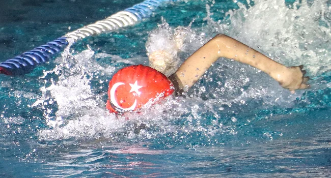 Milli yüzücülerden 38 madalya