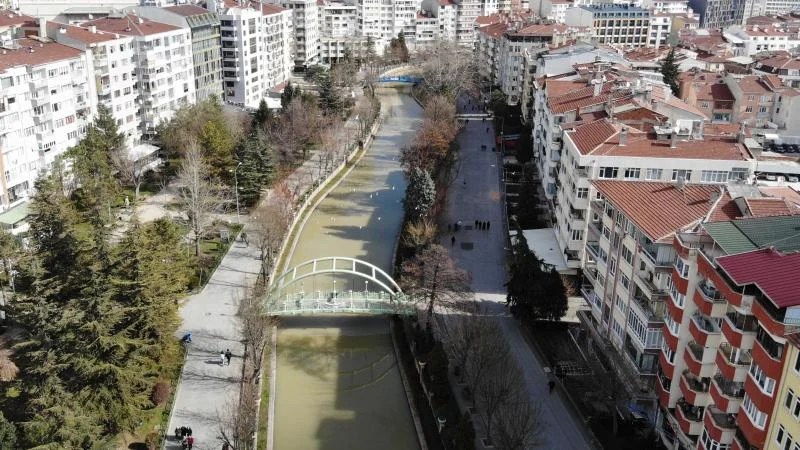 Eskişehir’de Porsuk Çayı’nın rengi yağışlar sonrası değişti