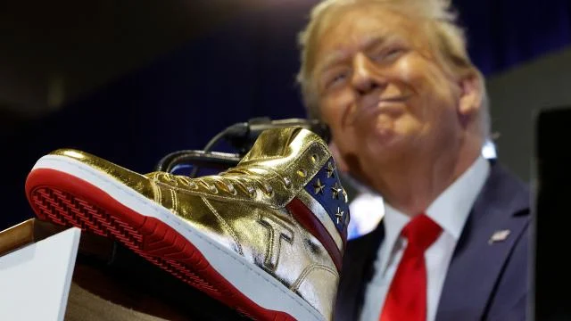 Trump’tan ilginç seçim kampanyası: Ayakkabı ve parfüm satışına başladı
