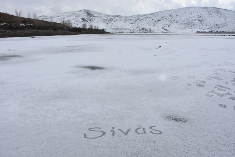 Sivas’ta sıcaklık eksi 12 dereceye düştü, Yıldız Göleti buz tuttu