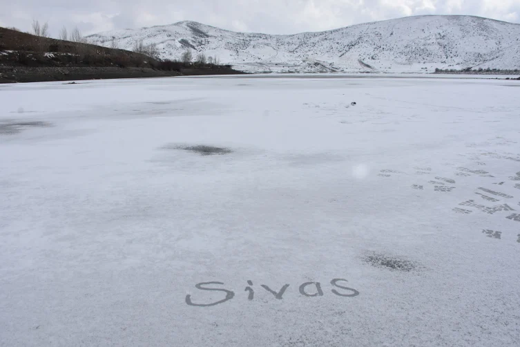 Sivas’ta sıcaklık eksi 12 dereceye düştü, Yıldız Göleti buz tuttu