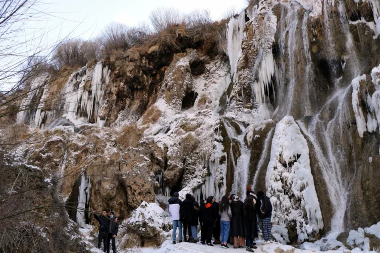 Erzincan’da Girlevik Şelalesi dondu!..Ortaya çıkan görüntü hayran bıraktı.