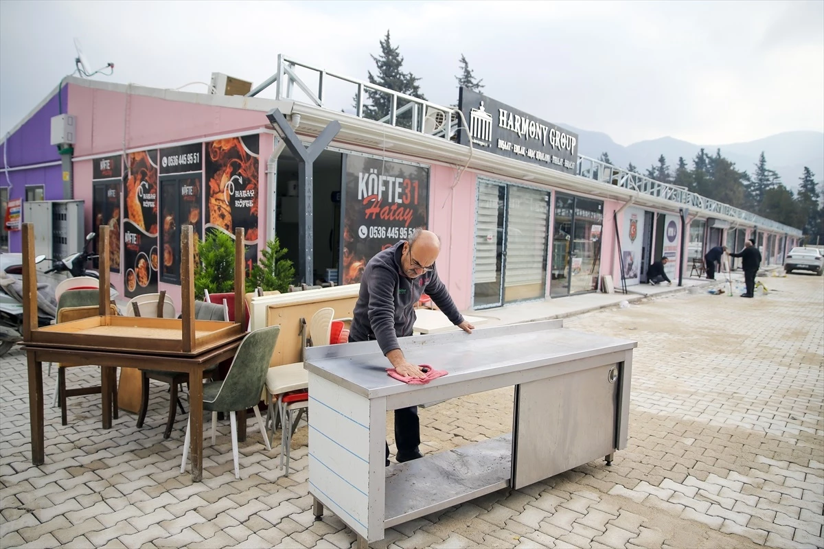 Hatay’da depremzedeler prefabrik alışveriş merkezinde ticari faaliyetlerine devam ediyor