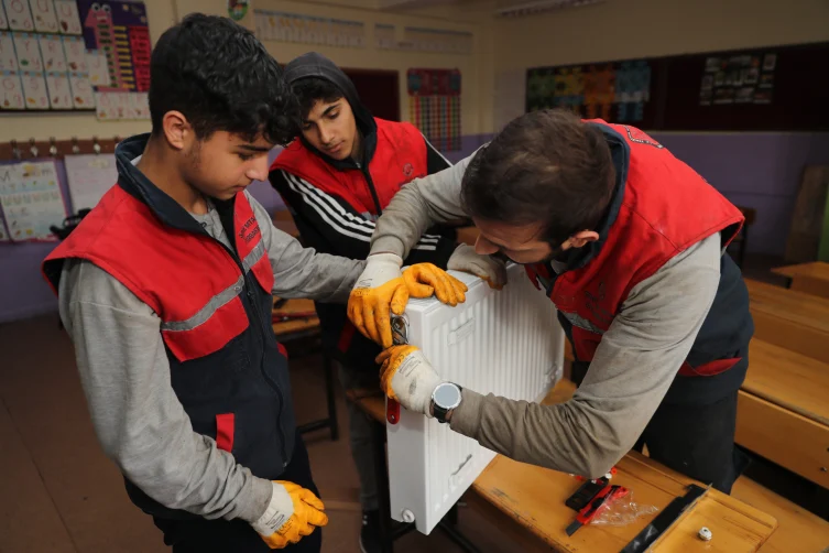 Okullardaki arızaları meslek lisesi öğrencileri gideriyor