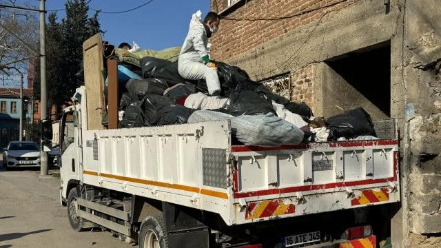 Bursa evden 1 kamyon çöp çıktı