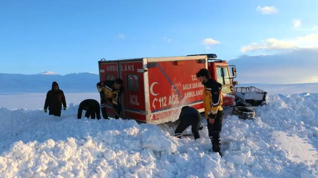 Ağrı’da rahatsızlanan kadın 6 saatlik çalışma sonucu hastaneye ulaştırıldı