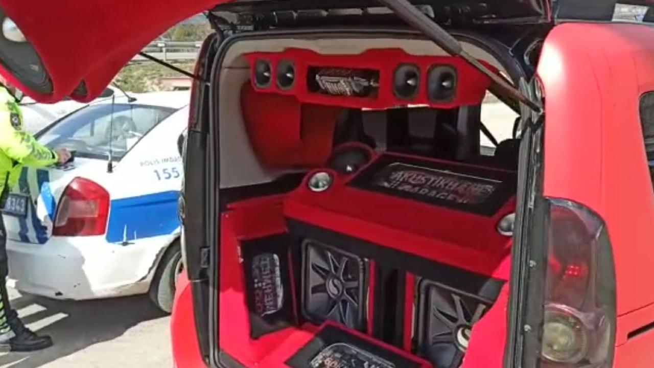 Antalya’da yüksek ses müzik çalarak çevreyi rahatsız eden sürücülere ceza yağdı
