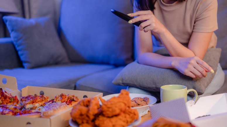 Uzmanlar, televizyon karşısında yemek yiyenleri uyardı