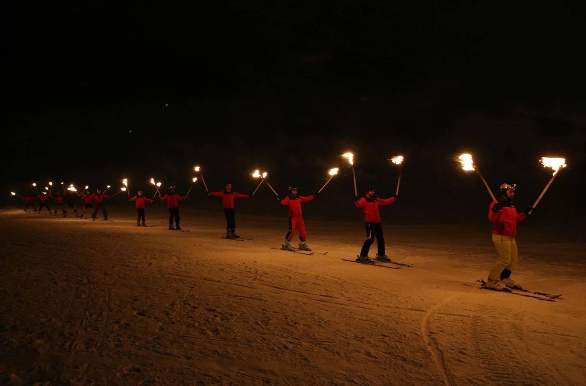 Bitlis’te Meşaleli Kar Festivali Renkli Görüntülere Sahne Oldu
