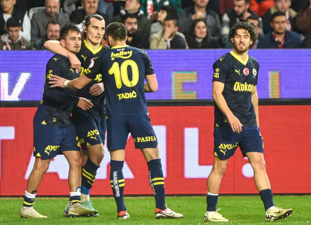 Zirve yeniden Sarı-Lacivert! Fenerbahçe Antalyaspor’u 2-0 mağlup ederek liderliği Galatasaray’dan geri aldı
