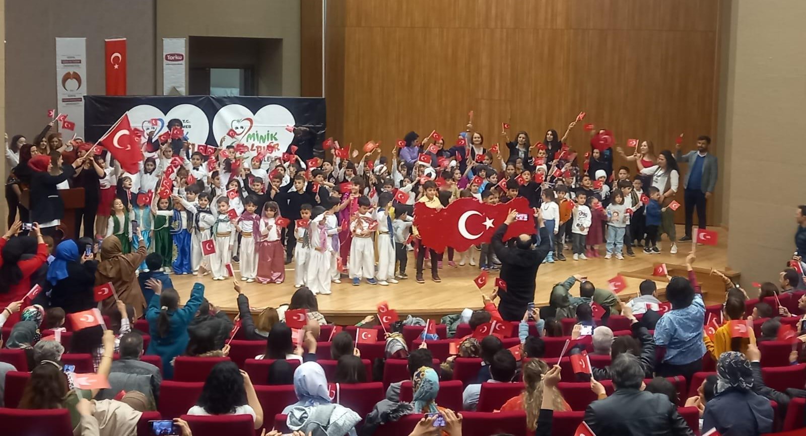 Minik Kalpler’den “Anavatanım Türkiye’m” Programı(Özel Haber)