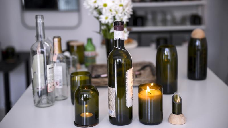 Atık şişelerden yaptığı objelerle kendi markasını kurdu