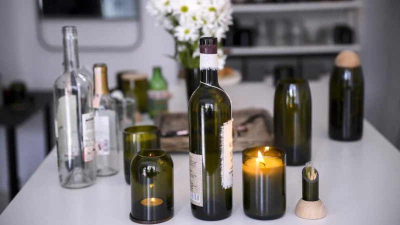Atık şişelerden yaptığı objelerle kendi markasını kurdu