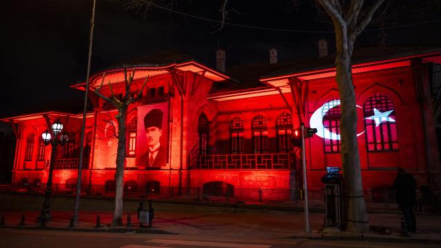 Çanakkale Zaferi’nin yıl dönümü için simge yapılar Türk bayrağı renklerine büründü