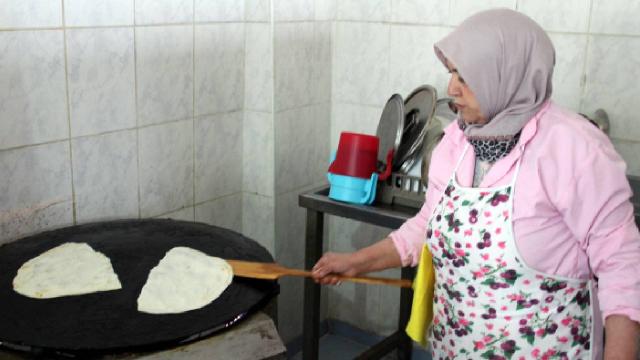 Kadınlar kurdukları kooperatifte yemek yaparak kazanç elde ediyor