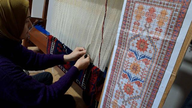 Yörüklerin elde dokuduğu, Anadolu motifleriyle işledikleri Yağcıbedir halıları gelir kapısı oldu