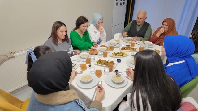 Erzincanlı aileler iftar sofralarını üniversite öğrencilerine açıyor