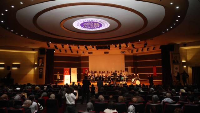 Erzurum’da devlet korumasındaki çocuklar konser verip, sergi açtı