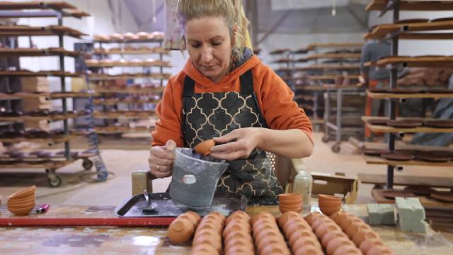 Avanoslu kadın çanak ustaları çamura şekil veriyor