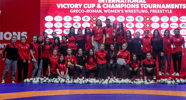 Genç milli güreşçilerden madalya yağmuru